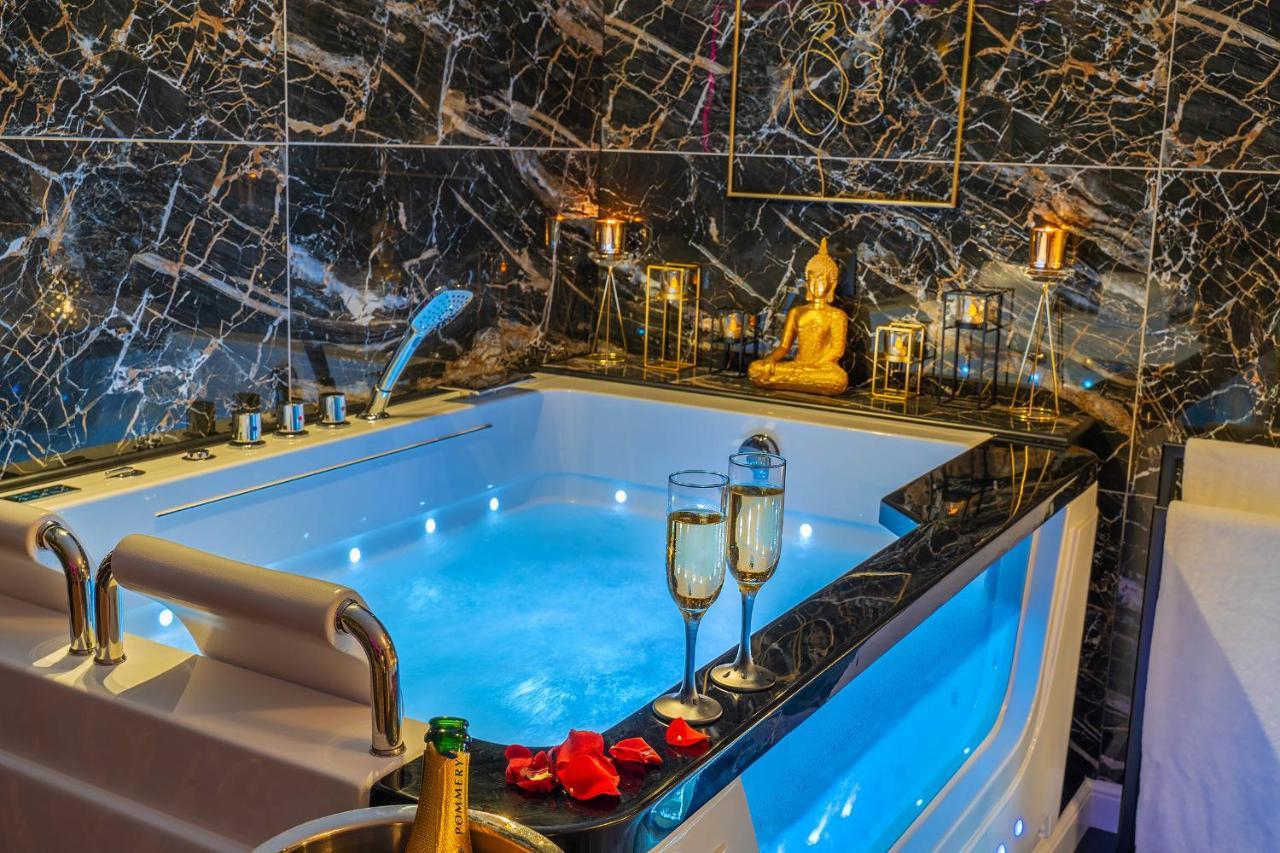 Magnifique Loft / Spa En Face De La Cathedrale ! Narbonne Luaran gambar